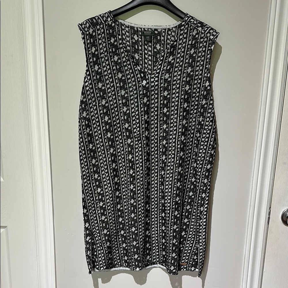Roots Monochrome Textured V-Neck tunic